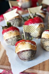 http://www.ericasweettooth.com/wp-content/uploads/2015/06/SMores-Chocolate-Covered-Strawberries-12004-copy-159x240.jpg